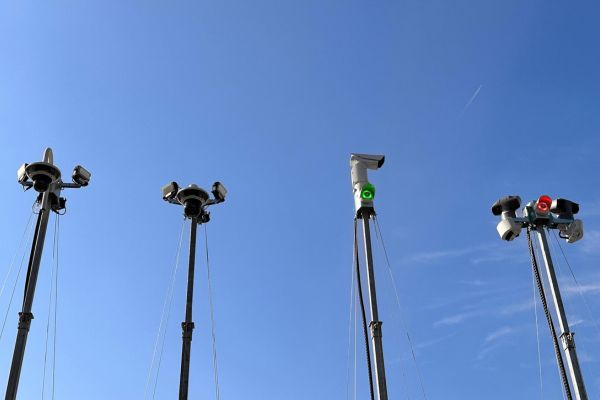 Hoe passen Picsee cameramasten zich aan in diverse omgevingen?